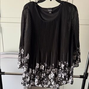 Simply Emma Black and White Floral Blouse